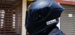 Foto: Cortesía Motociclista con distintivo electrónico de seguridad vial.
