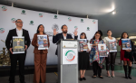 Foto: Cortesía Diputados de Morena muestran carteles con imágenes creadas mediante IA en el Congreso.