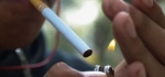 Foto: Cortesía Joven sosteniendo un vapeador y un cigarro.