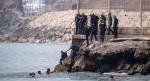 Foto: Cortesía Militares y migrantes en la frontera de Ceuta entre España y Marruecos.