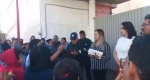 Foto: Cortesía Padres de familia protestan afuera de una escuela primaria en Tepeojuma.