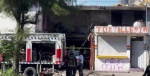 Foto: Cortesía Bomberos trabajan en vivienda afectada por incendio en Amalucan.