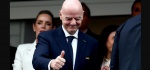 Foto: Cortesía Gianni Infantino conversa con jugadores de Irán en el vestidor.