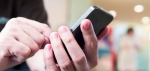 Foto: Cortesía Persona registrando una línea de celular en un dispositivo móvil con documentos de identificación