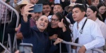 Foto: Cortesía Claudia Sheinbaum durante la entrega de tarjetas de Bienestar en San Quintín.