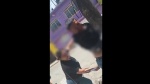 Foto: Cortesía Mujer golpea a un joven amarrado a un poste en Nezahualcóyotl.
