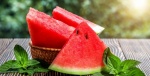 Foto: Cortesía Vaso de jugo de sandía natural sobre una mesa.