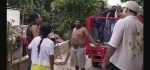Foto: Cortesía Yulay conviviendo con niños antes de ser amenazado con machete