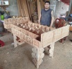 Foto: Cortesía Artesano de Tlaxcala con su obra de madera inspirada en dioses y fútbol