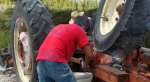 Foto: Cortesía Tractor volcado en un camino de terracería en San Pablo del Monte